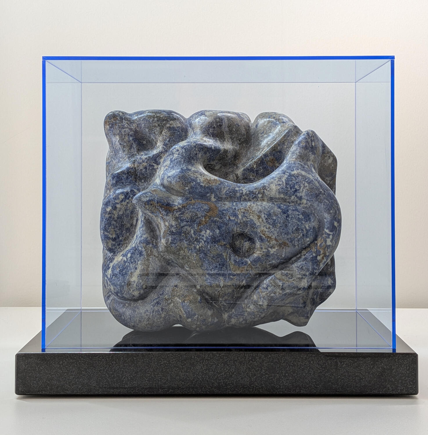 Lapis Labyrint (Stêen-ool) Fysiek en uitdagend. Blauwe Sodalit (Fluo Blauwe Plexi stolp) | Status: Eigen collectie