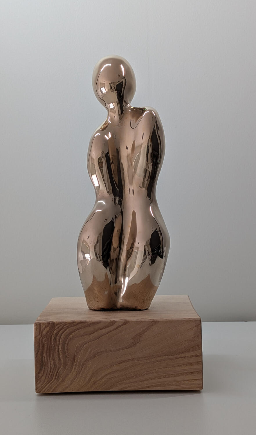 Golden Aura (Goudn Gloed) Schitterend zonder dikdoenerij. Brons op essenhout sokkel | Status: In privécollectie